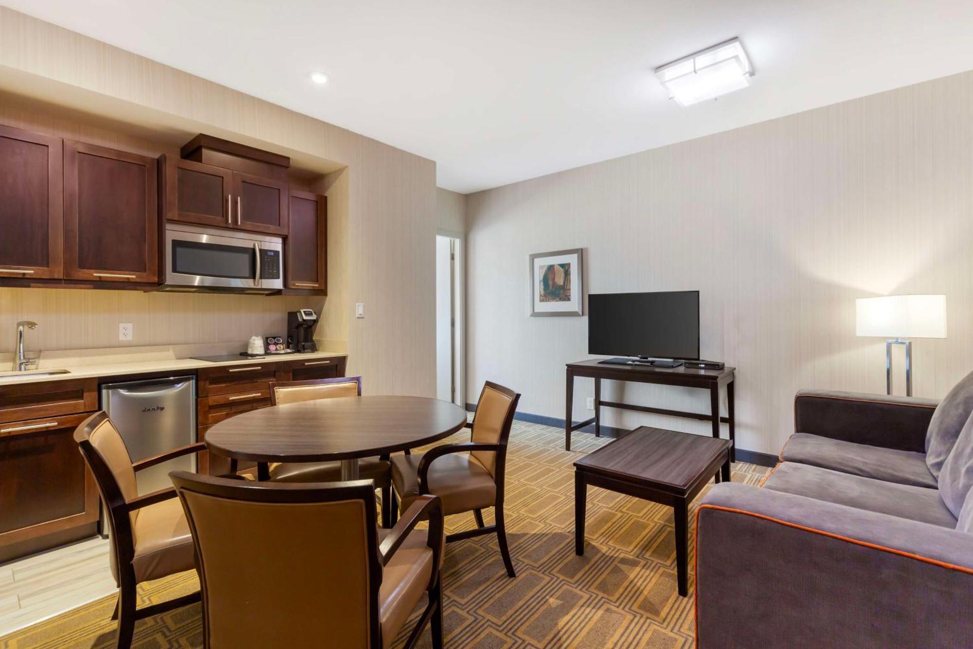 Best Western Plus Chateau Fort St. John Exterior photo